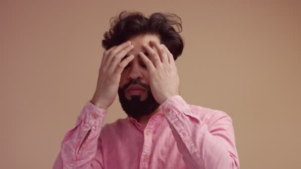 Nervöser gestresster Mann macht emotional überraschtes Gesicht — Stockvideo