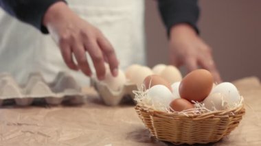 adam yumurta sepetten alır ve baxoes için koy