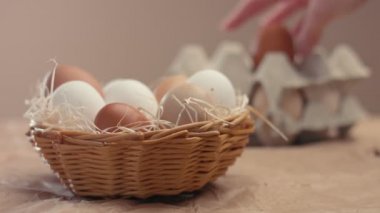 kadının hant başka olanları sepetine yumurta koymak