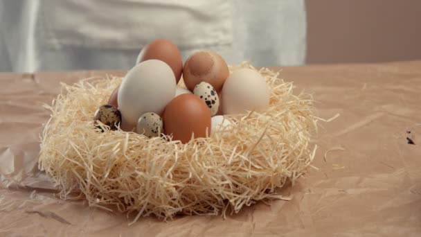 Мужчина забрал одно яйцо из гнезда на ферме — стоковое видео