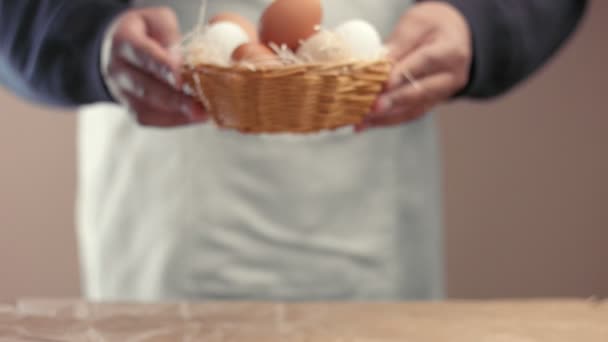 Muž se dal na stůl košík s vejci