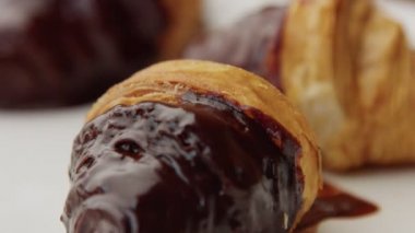 bir çikolata tepesi ile üç ay çöreği