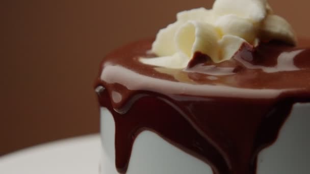 Close-up van de kop met een warme chocolademelk en room steeg in — Stockvideo