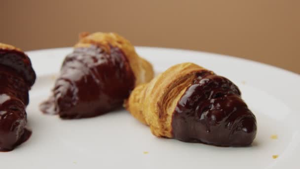Três croissant com uma cobertura de chocolate — Vídeo de Stock