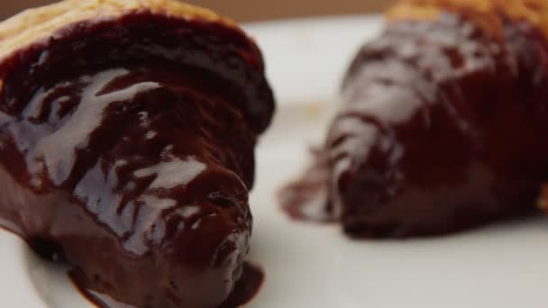 Três croissant com uma cobertura de chocolate — Vídeo de Stock