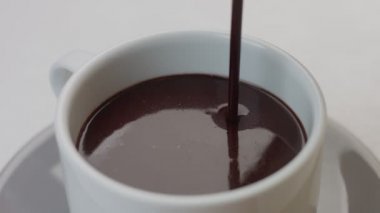 Beyaz Kupası ve sıcak çikolata içinde dökme Üstten Görünüm