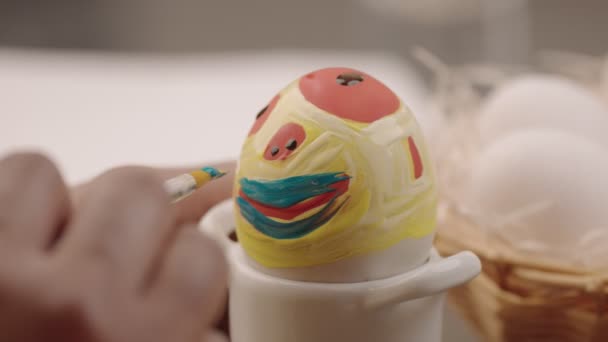 Покраска, окраска пасхальных яиц — стоковое видео