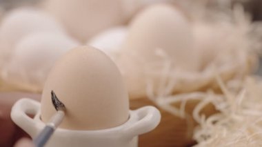 Boyama, boyama Paskalya yumurtaları. Yumurta gülümse