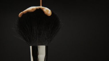 siyah fırça ile sıvı bir temel