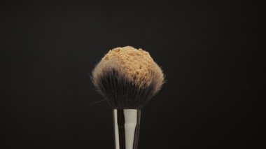 siyah bir yüz toz üzerine fırçayla closeup