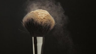 siyah bir yüz toz üzerine fırçayla closeup