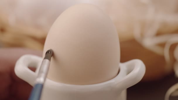 Пасхальные яйца рисуют, раскрашивают. Улыбка на яйце — стоковое видео
