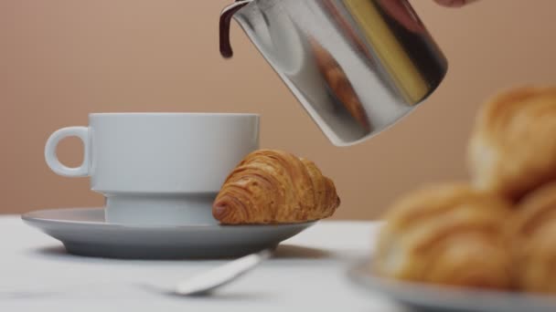 Mesa de desayuno por la mañana con taza blanca — Vídeo de stock