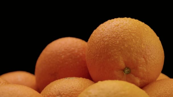 Gros plan d'oranges sur fond noir — Video