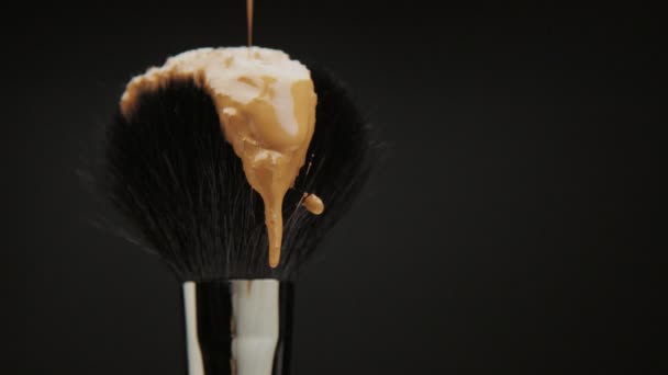 Black brush with a liquid foundation — Stock Video