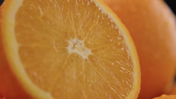 黒い背景にオレンジのクローズ アップ — ストック動画