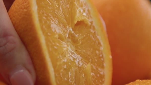 Primer plano de las naranjas sobre fondo negro — Vídeo de stock