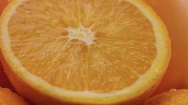 Крупним планом апельсини на чорному фоні — стокове відео