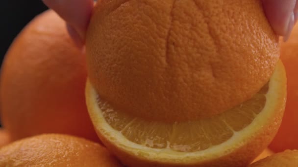 Gros plan d'oranges sur fond noir — Video