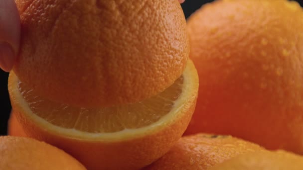 Close-up van sinaasappelen op zwarte achtergrond — Stockvideo