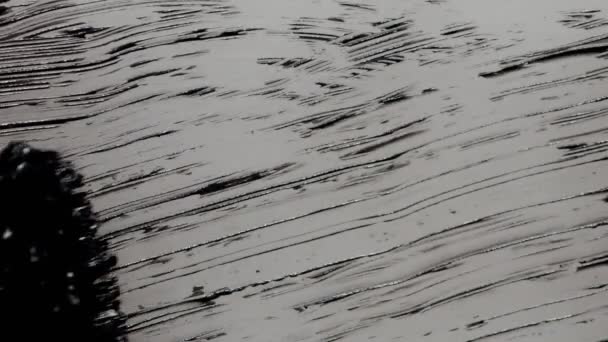 Černá řasenka tahy štětcem na bílé — Stock video