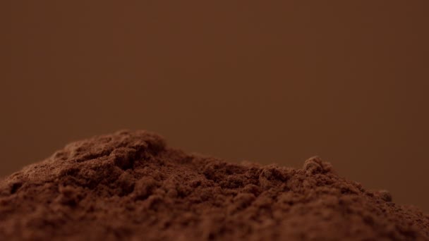 Bonbons au chocolat tombant en poudre de chocolat montagne — Video