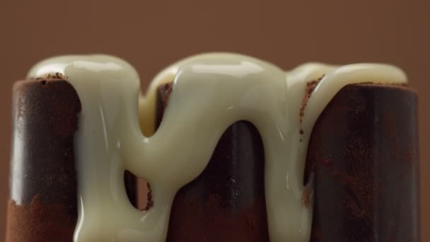 Drie chocolade snoepjes die betrekking hebben op door witte zoete topping — Stockvideo