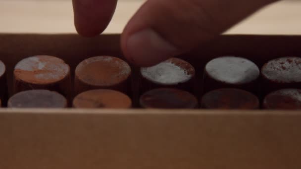 Close-up de caixa de chocolate doce e um homem mão pegou um dele — Vídeo de Stock