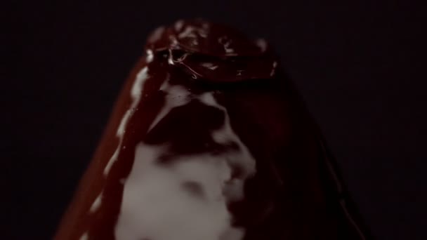 Paille sur noir, recouverte de chocolat — Video