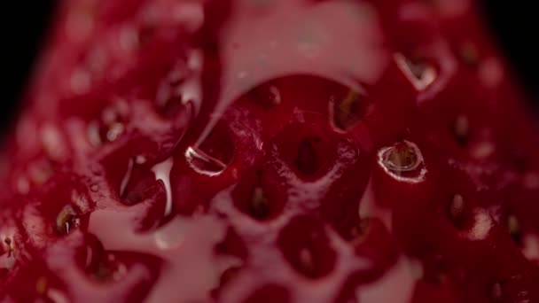 Macro de texture fraise et une goutte trandparent dessus — Video