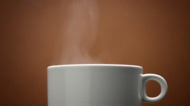 sıcak bir içecek ile beyaz fincan closeup. Bardaktan Buhar