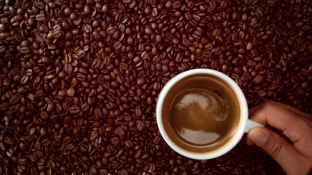 Top nézet kéz csésze fekete kávé tedd a kávébab háttér