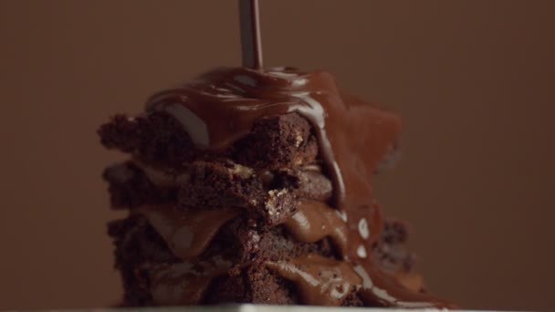 Bolo de chocolate com creme de chocolate com textura diferente — Vídeo de Stock