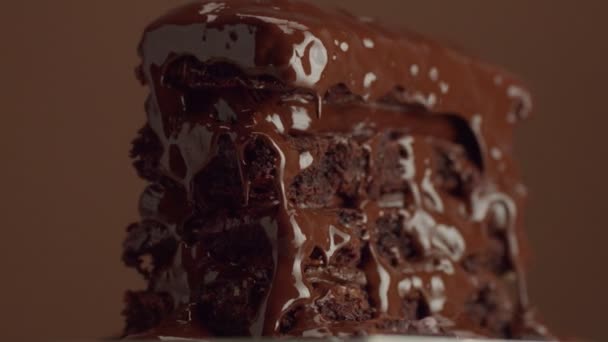 Schokoladenkuchen mit Schokoladencreme mit unterschiedlicher Konsistenz — Stockvideo