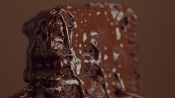 Bolo de chocolate com creme de chocolate com textura diferente — Vídeo de Stock
