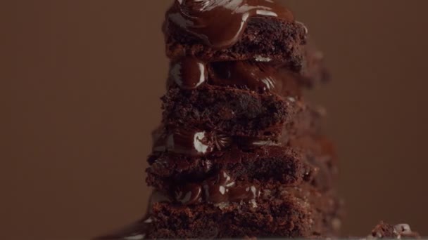 Chocolate cake met chocolte met verschillende textuur crème — Stockvideo