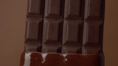 siyah çikolata bar closeup sıvı çikolata batırılmış