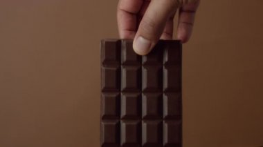 siyah çikolata bar closeup sıvı çikolata batırılmış