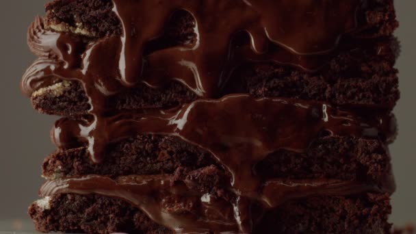 Pastel de chocolate con crema de chocolate con diferente textura — Vídeos de Stock