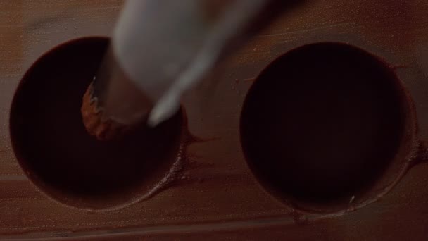 Primer plano de la bolsita de pastelería relleno forma de molde de caramelo con crema de chocolate — Vídeo de stock