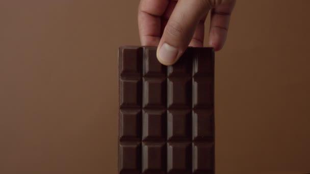 Черный шоколад крупным планом, пропитанным жидким шоколадом — стоковое видео