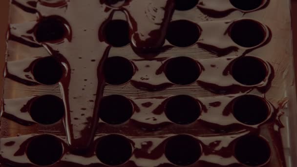 Cand σοκολάτας μούχλα μορφή στη διαδικασία δημιουργίας candys — Αρχείο Βίντεο