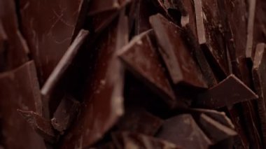bir sürü kırma ve hareketli çikolata yaprak