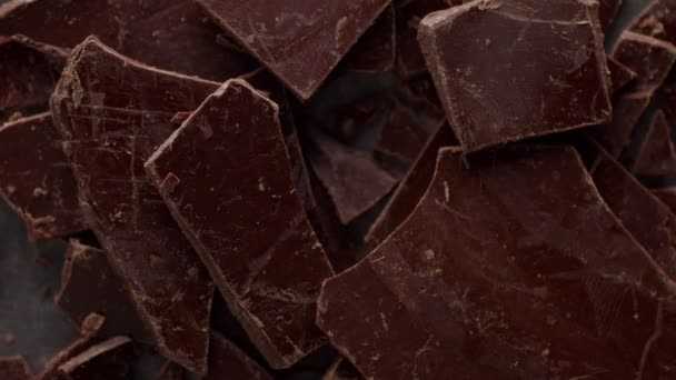 Muchas hojas de chocolate rompiendo y moviéndose — Vídeos de Stock