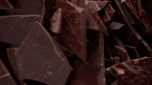 Egy csomó csokoládé lapok, törés és a mozgó — Stock videók