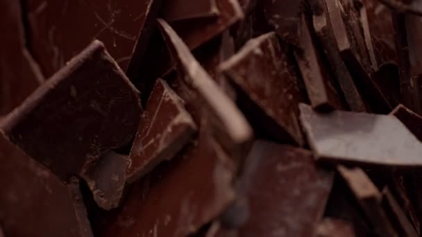 Een heleboel chocolade bladen breken en verplaatsen — Stockvideo