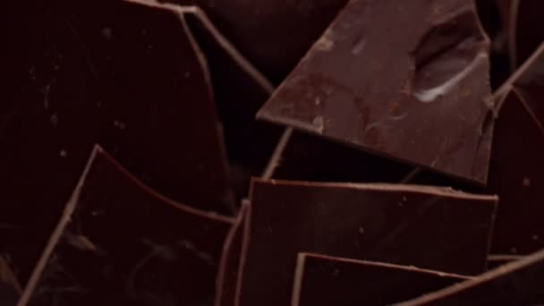 Een heleboel chocolade bladen breken en verplaatsen — Stockvideo