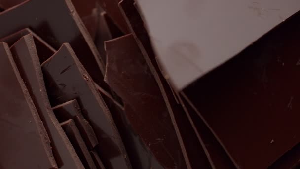 Beaucoup de feuilles de chocolat cassant et se déplaçant — Video