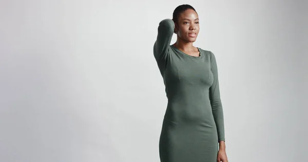Femme noire avec une coupe de cheveux courte en studio shoot — Photo