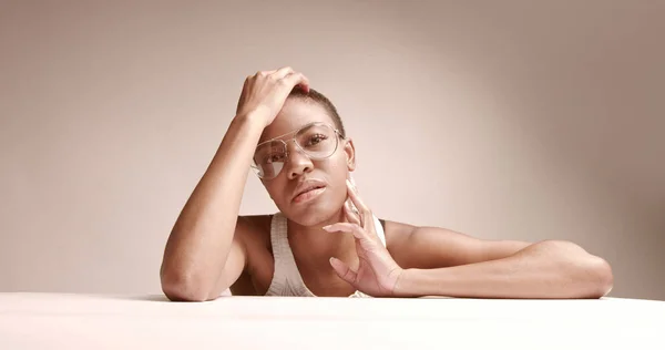 Zwarte vrouw met een kort kapsel in studio shoot — Stockfoto